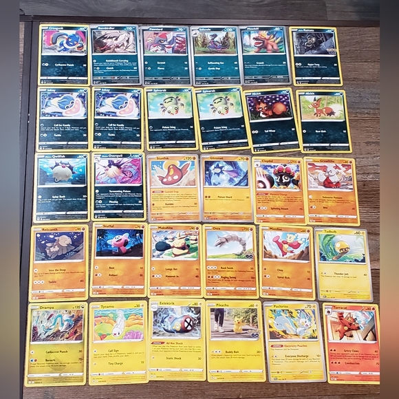 Pokémon Card Collection Bundle - Lot of 199 cards - 3 Coins - Pokémon card Tin - Picture 4 of 10
